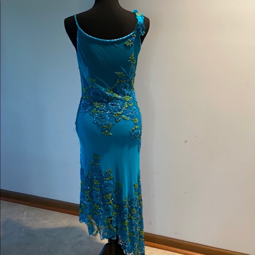 Evening dress with beads - Picture 5 of 16